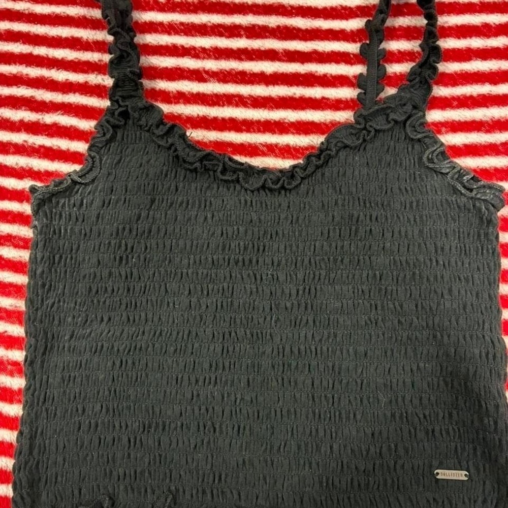 Hollister size M Black ruffle trim stretch crop tank top. SKU13
